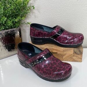 SANITA Women's Koi Panther Clog Fuchsia Size 42‎